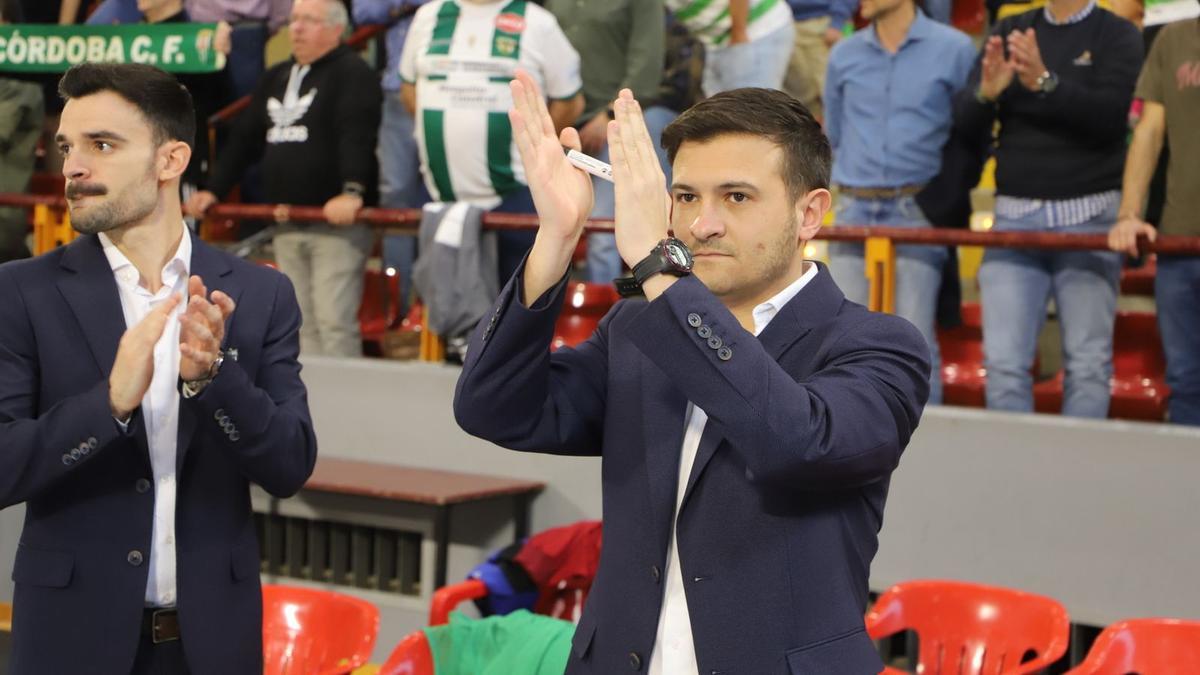 Emanuel Santoro aplaude a sus jugadores.