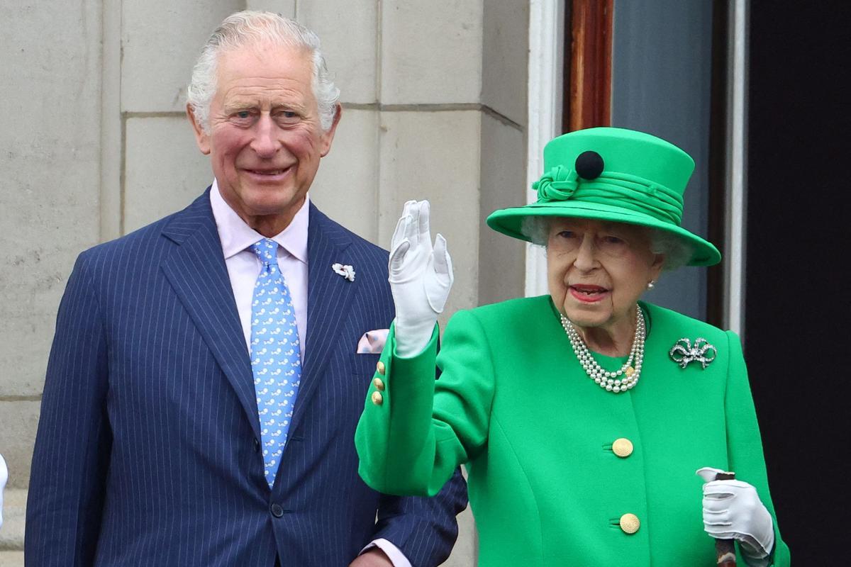 Príncipe Carlos de Inglaterra. En esta foto de archivo tomada el 5 de junio de 2022, la reina Isabel II de Gran Bretaña se encuentra junto al príncipe Carlos, príncipe de Gales de Gran Bretaña y saluda al público mientras aparece en el balcón del Palacio de Buckingham al final del concurso de platino en Londres como parte de la ceremonia de la reina Isabel II. celebraciones del jubileo de platino.