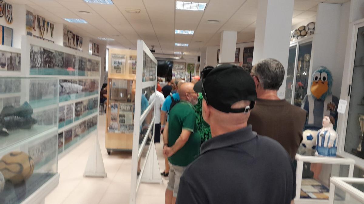 Aficionados del Águilas haciendo cola