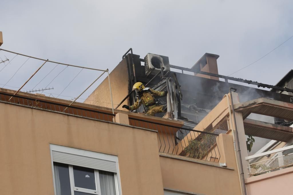 Varios intoxicados en el incendio de un ático en Avenidas