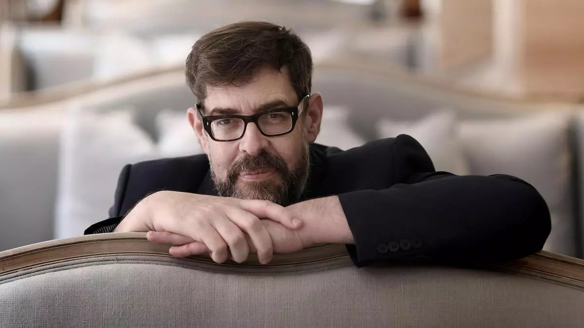 Richard Osman, rey de la comedia negra: “Por mucho mal que haya en el mundo, en mis novelas el bien siempre prevalece”