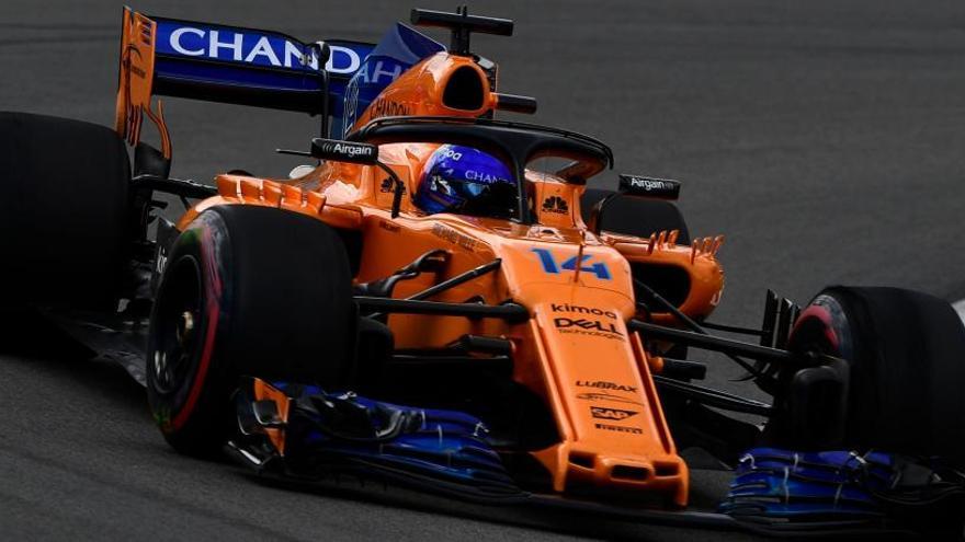 Alonso toma una curva durante la carrera.