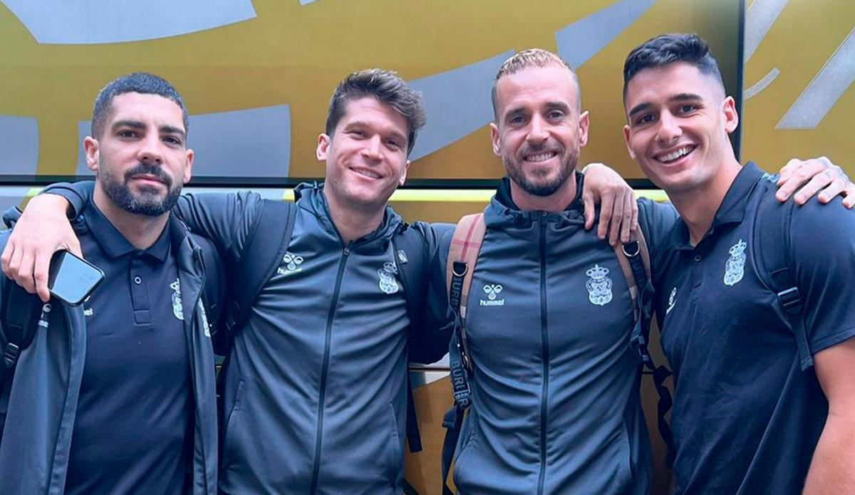 Álex Suárez, Marc Cardona, Aarón Escandell y Sergi Cardona, posan justo antes de salir rumbo al Aeropuerto de Gran Canaria.