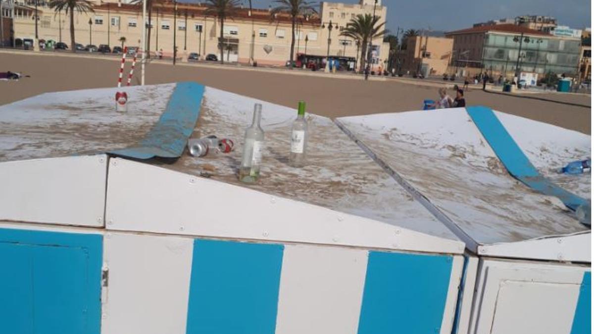 El botellón descontrolado provoca destrozos en los kioscos de la playa