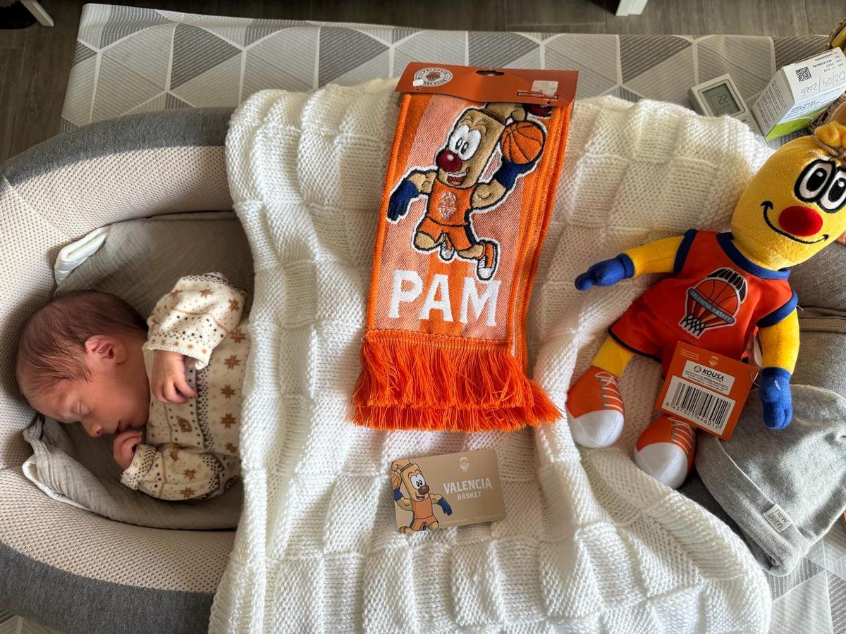 Joan, durmiendo con su bufanda del Valencia Basket y su Pam de peluche.