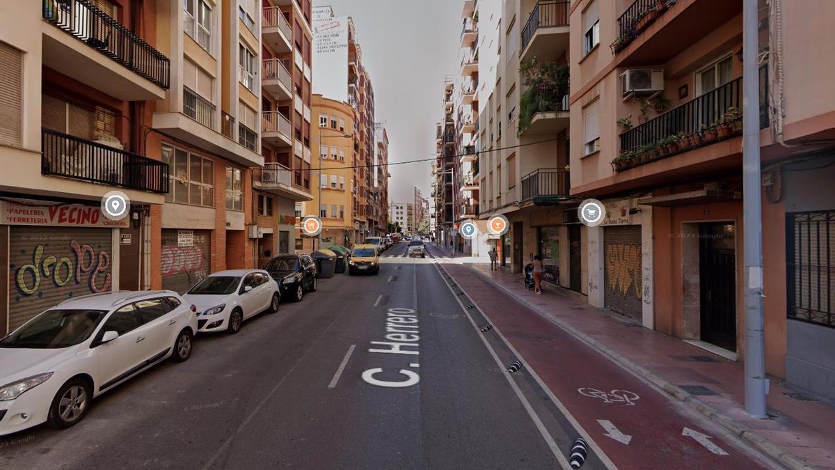 El suceso ha tenido lugar este jueves en la calle Herrero, a la altura de la plaza Constitución.