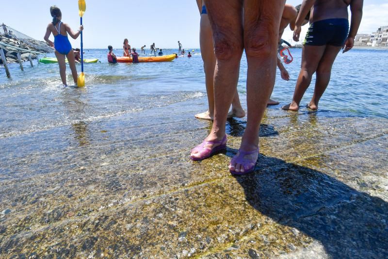 Los bañistas de Pozo Izquierdo se quejan que el acceso resbala