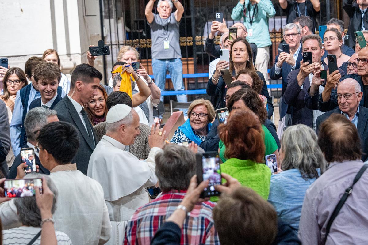 La visita del Papa León XIV en la parroquia de Sant Agustí del Raval