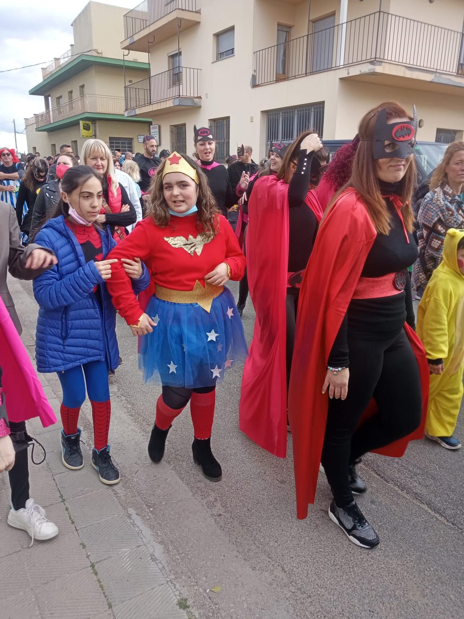 Superherois i superheroïnes prenen els carrers de Vilafant per celebrar Carnaval