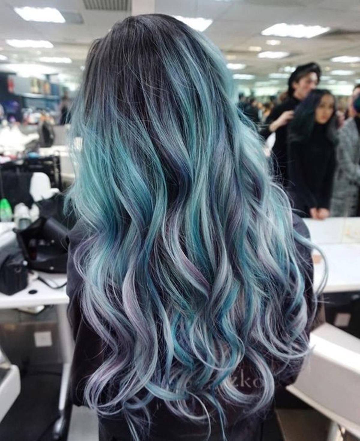 Mermaid hair: el pelo de las sirenas toma la ciudad (negro y azul).