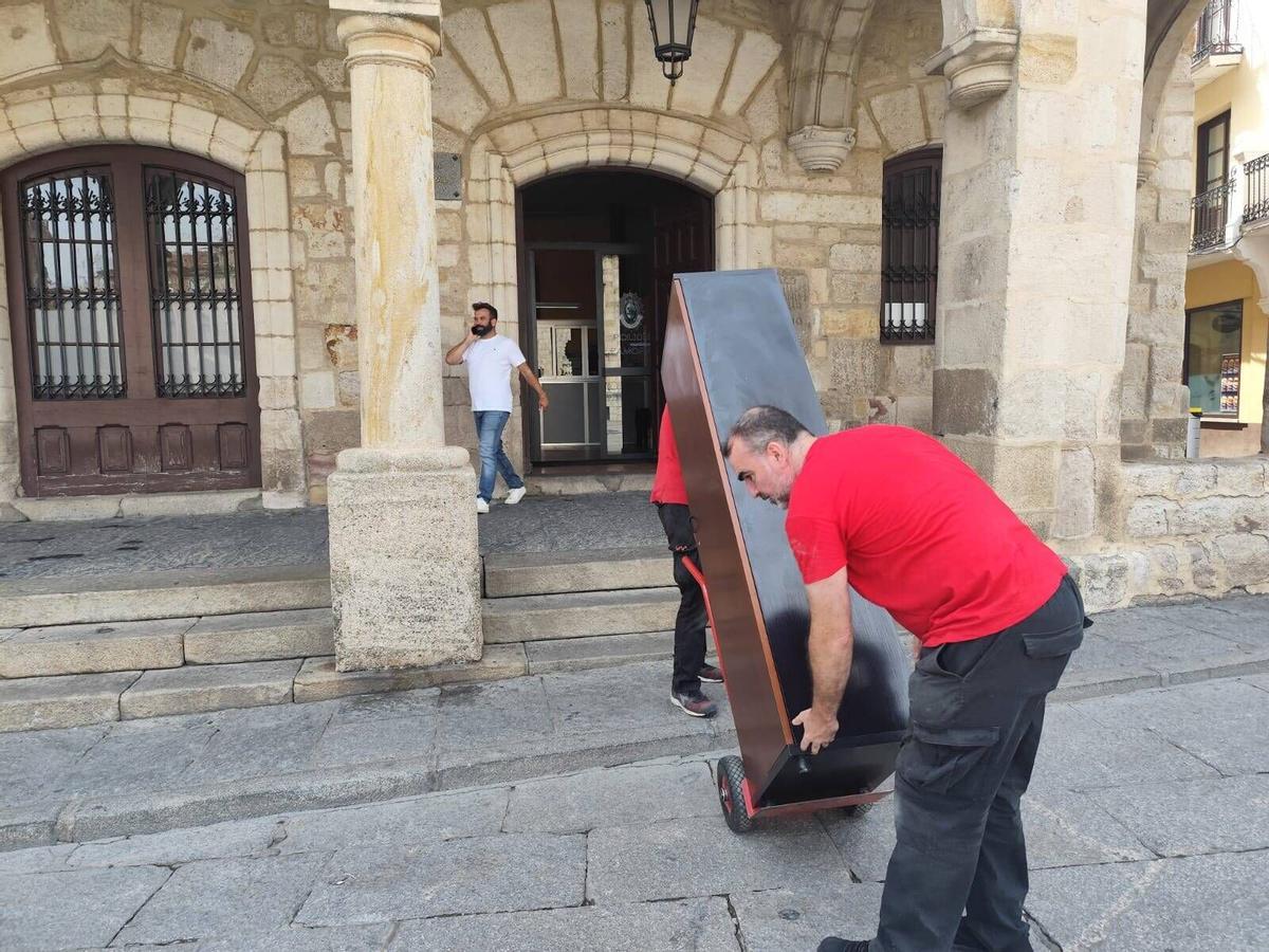Traslado de mobiliario del despacho del jefe de la Policía Municipal de Zamora a la nueva comisaría del antiguo Banco de España de la plaza de Cristo Rey