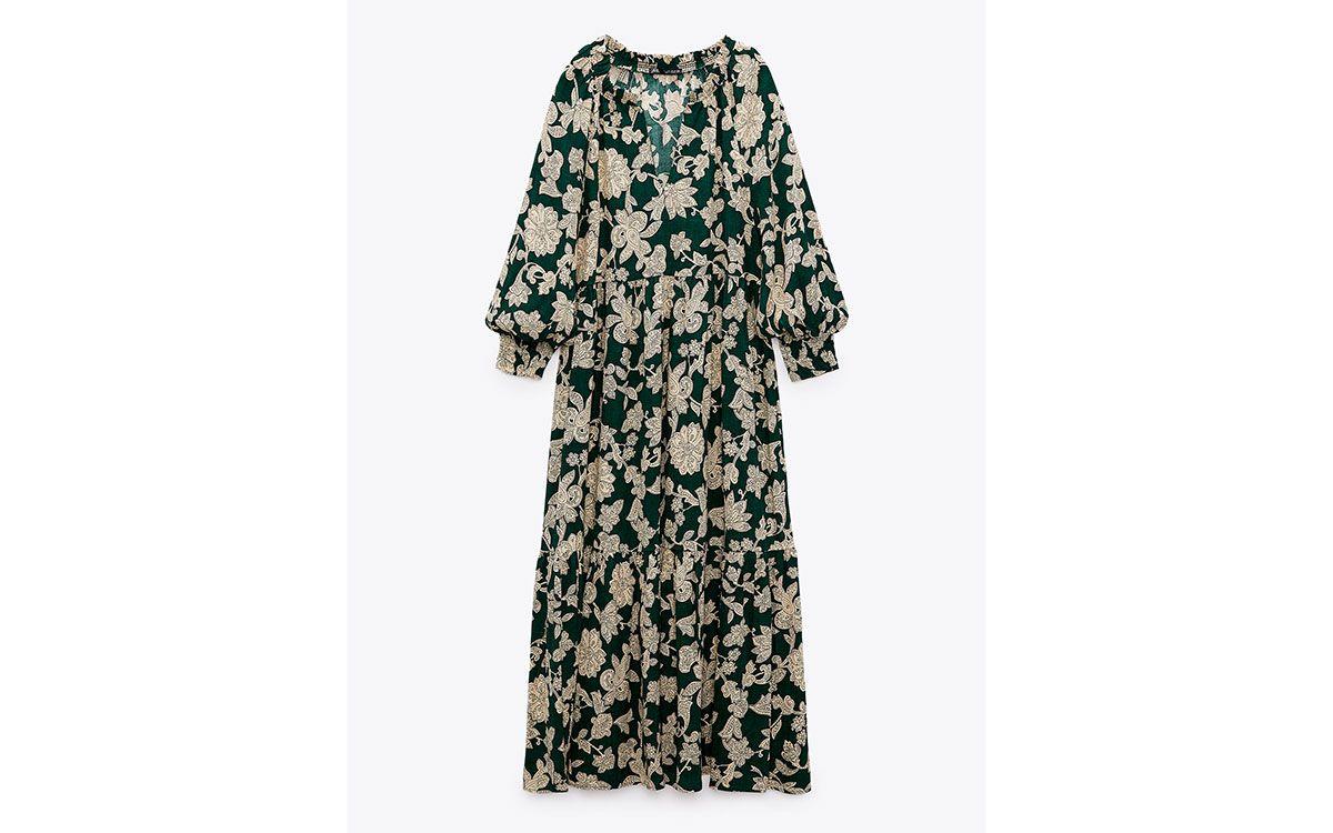 Vestido 'oversize' de flores, de Zara 39,95 euros.