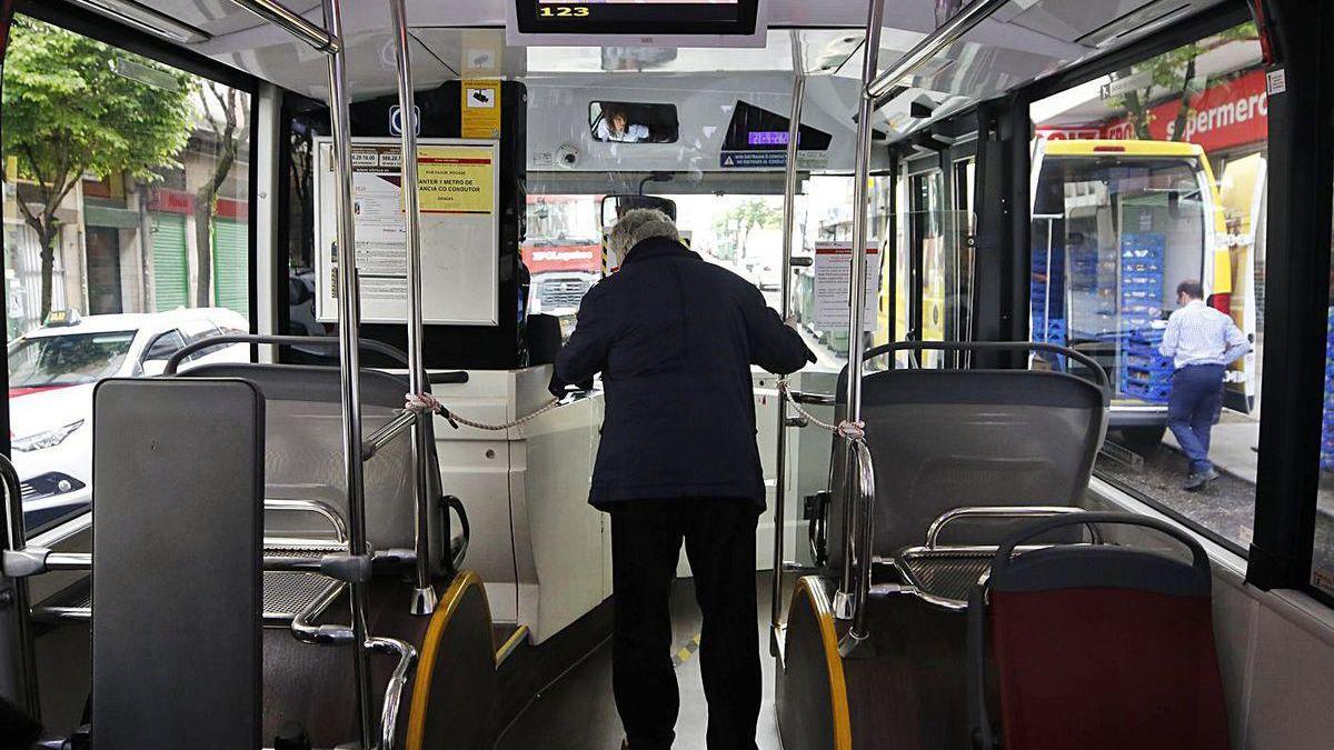 Un viajero en una línea del autobús urbano de Vigo.