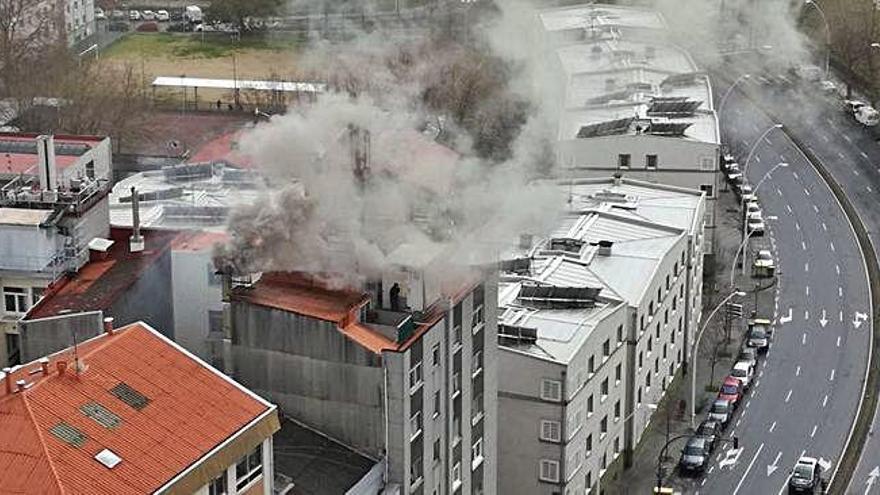 El humo, a su salida por la chimenea del restaurante.