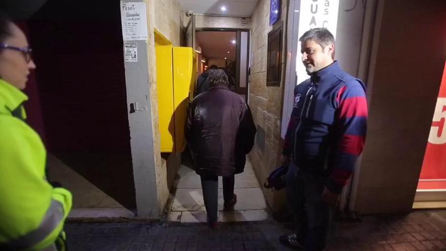 La mujer y su hijo que vivían en un trastero se trasladan a una habitación en un hotel de Torrefiel