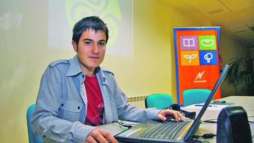 El joven Luis Iván Cuende, en el semillero de proyectos de Valnalón.