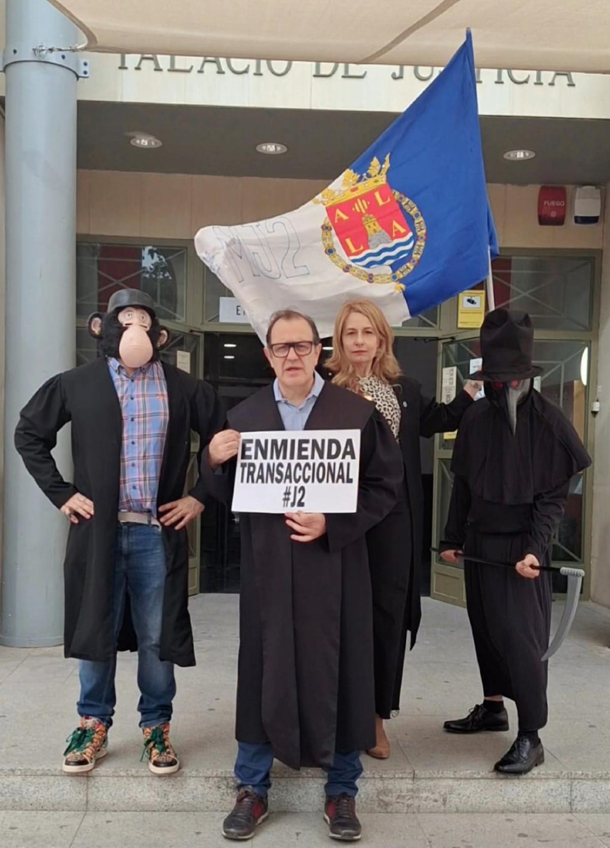 Entre togas, máscaras y una bandera de Alicante se desarrolló el acto reivindicativo.