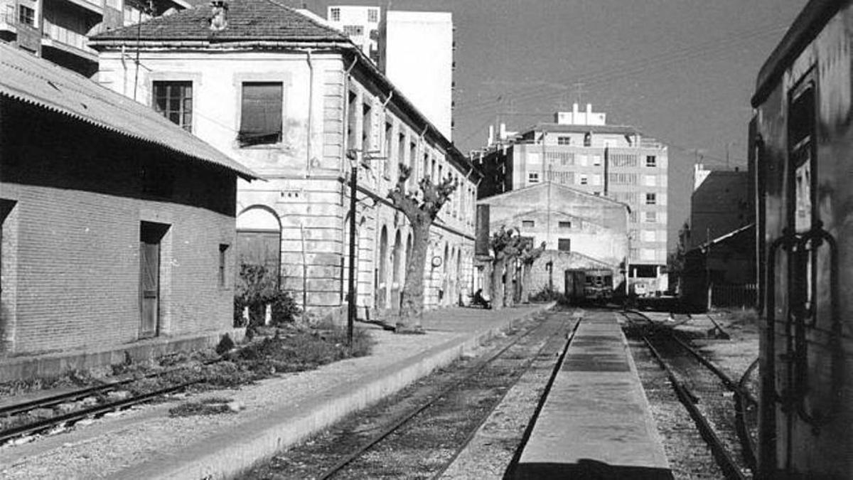 Imagen de hace 50 años de la antigua estación y la vía del tren en Dénia