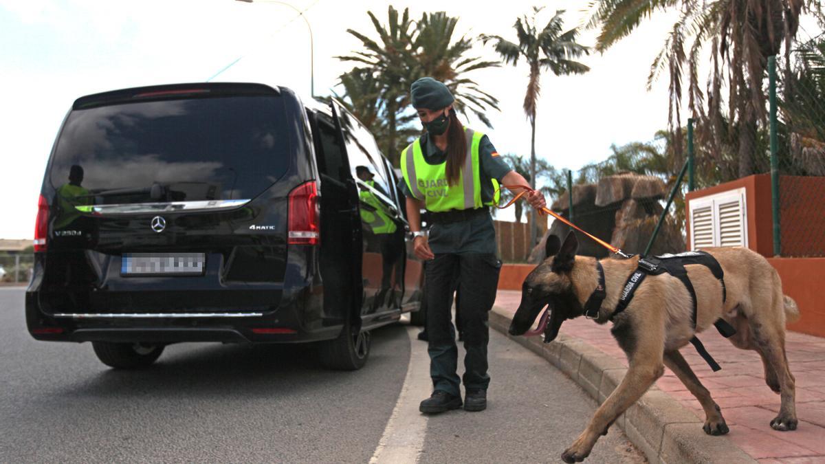 Agentes de la Guardia Civil durante uno de los dispositivos este verano