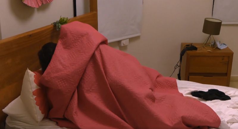 Claudia y Gilbert bajo las sábanas en su noche más caliente