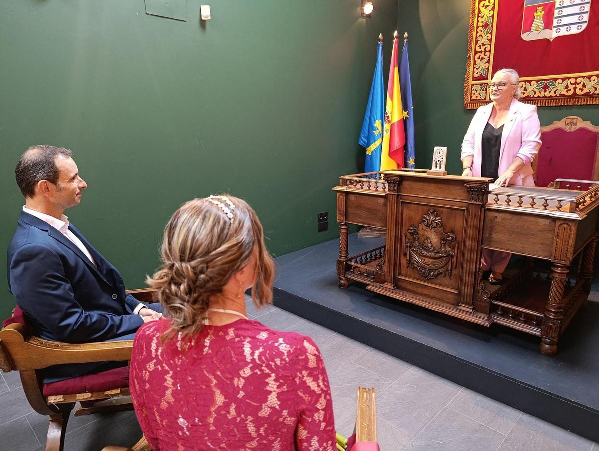 La alcaldesa, Eva Pérez, oficiando un enlace en el salón de bodas municipal.
