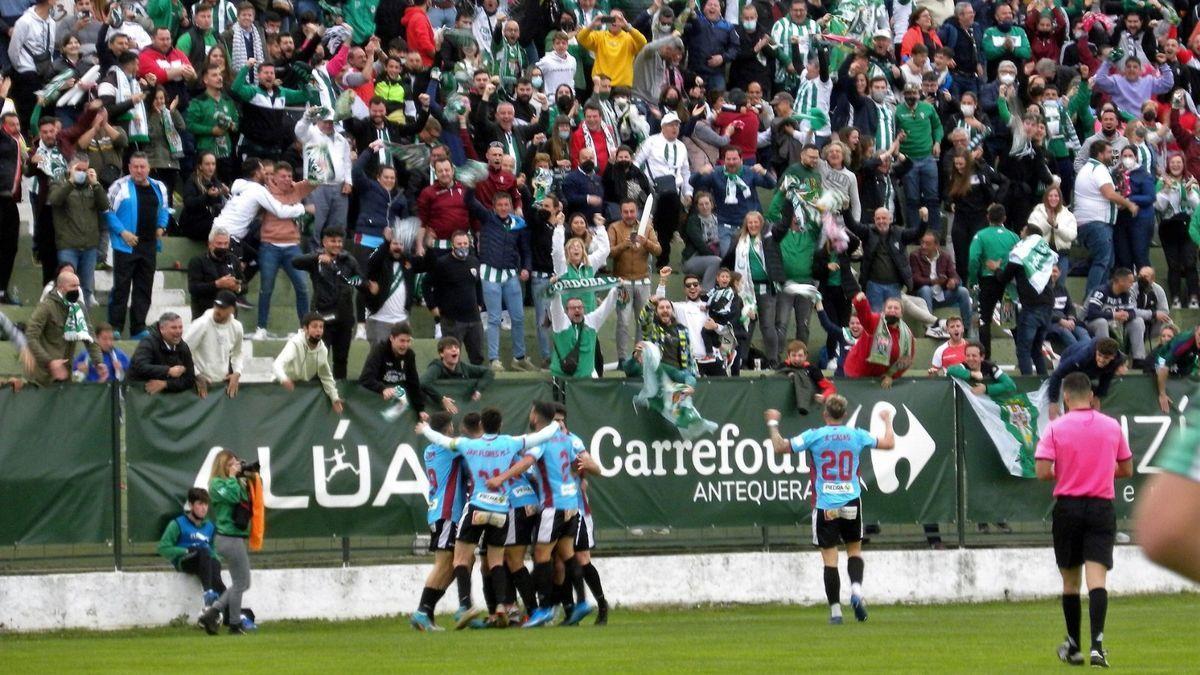 Aficionados del Córdoba CF en el partido frente al Antequera, el mayor desplazamiento de la temporada pasada.