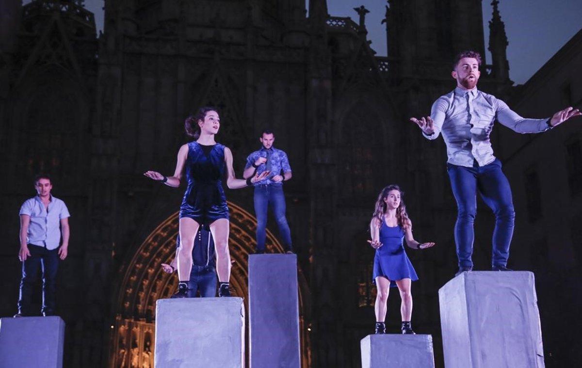 Espectáculo inaugural de la Quincena Metropolitana de Danza a cargo de Block Motionhouse NoFit State en la plaza de la Catedral de Barcelona.