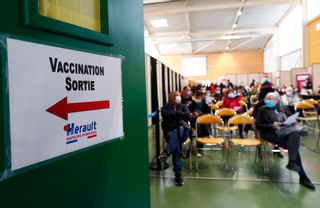 Los franceses mayores de edad podrán recibir la tercera dosis de la vacuna contra el covid
