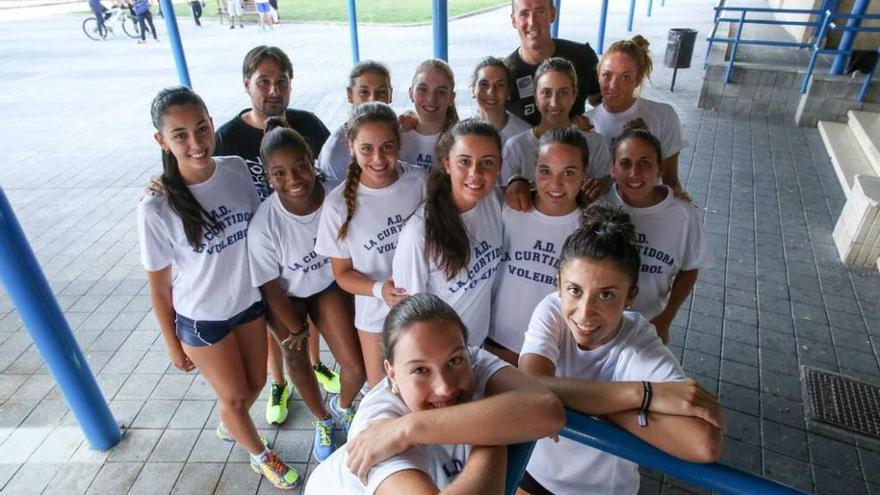 La Curtidora de voleibol empezó la pretemporada en Los Canapés con 15 jugadoras