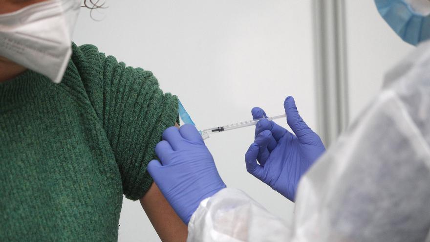 Personal sanitari vacunant una persona