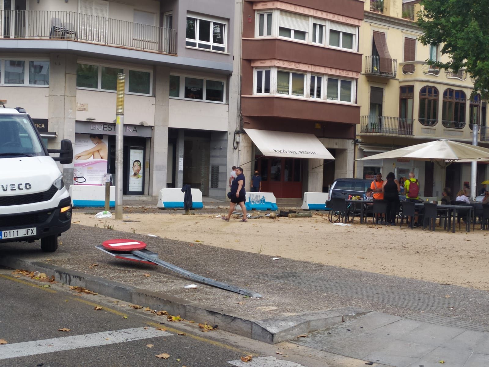 Un cotxe irromp en contra direcció a la plaça Poeta Marquina de Girona i deixa dos ferits