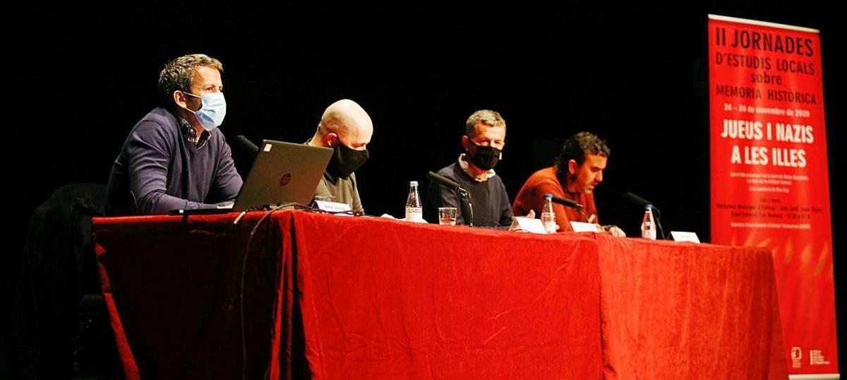 Manuel Aguilera, el concejal Pep Tur, José Miguel L. Romero y Jordi Maíz, en Can Ventosa.