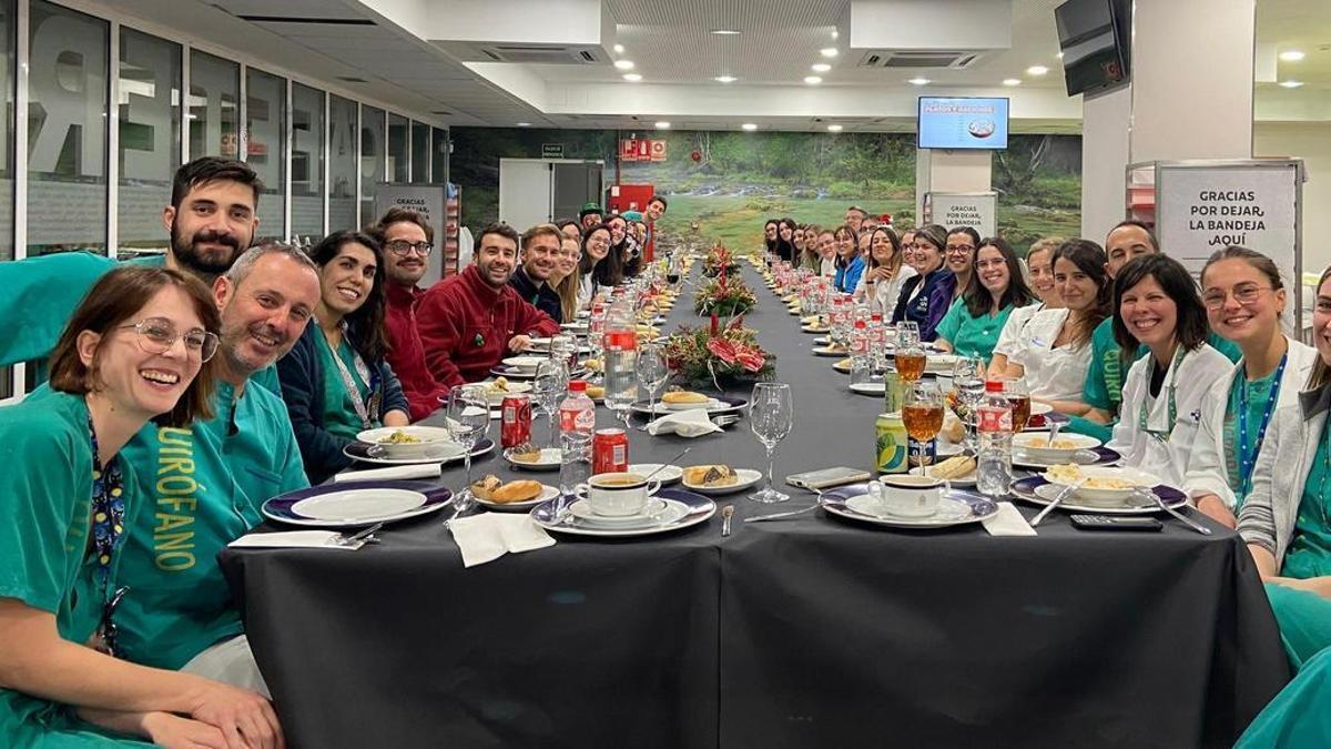 Los sanitarios del Hospital de Cabueñes, durante la cena de Nochevieja.