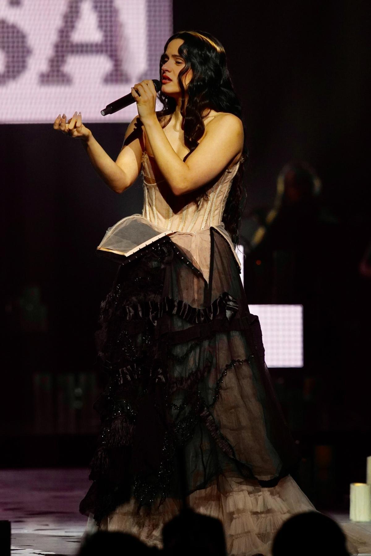 Rosalía durante su actuación en los 40 Music Awards en el Roig Arena