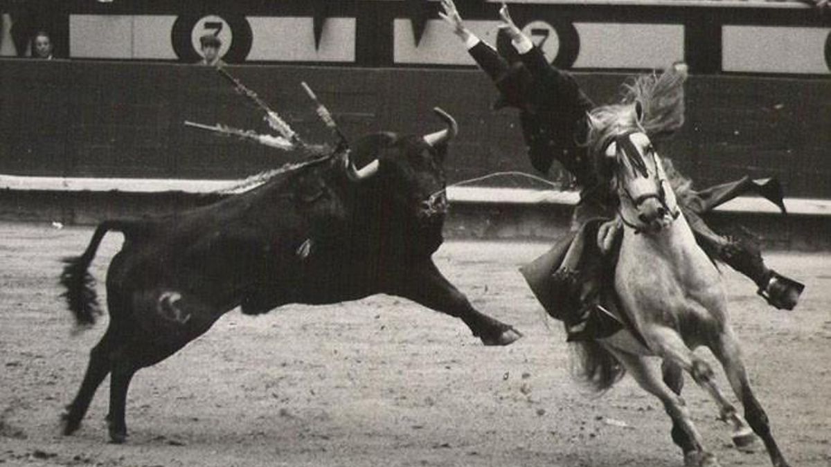Una imagen de Rafael Peralta, pionero en colocar las banderillas soltándose de las riendas.