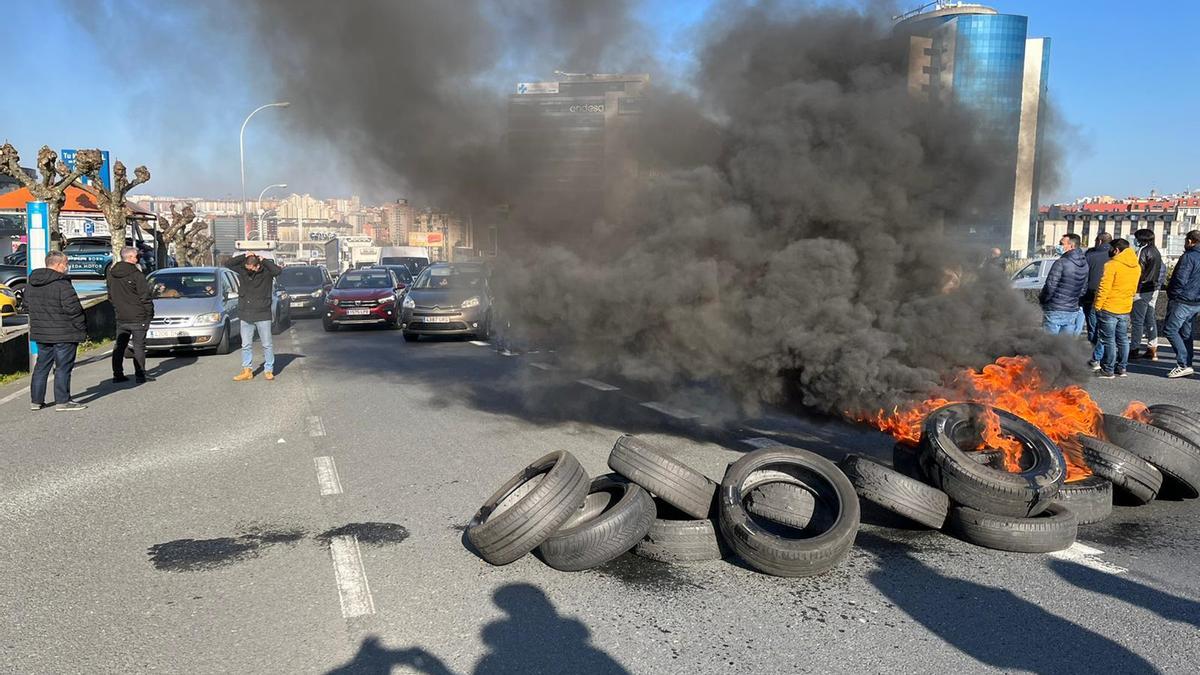 Barricada de trabajadores de Alu Ibérica, hoy, para cortar el tráfico en Alfonso Molina.