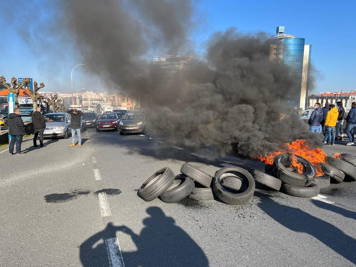 Barricada de trabajadores de Alu Ibérica, hoy, para cortar el tráfico en Alfonso Molina.