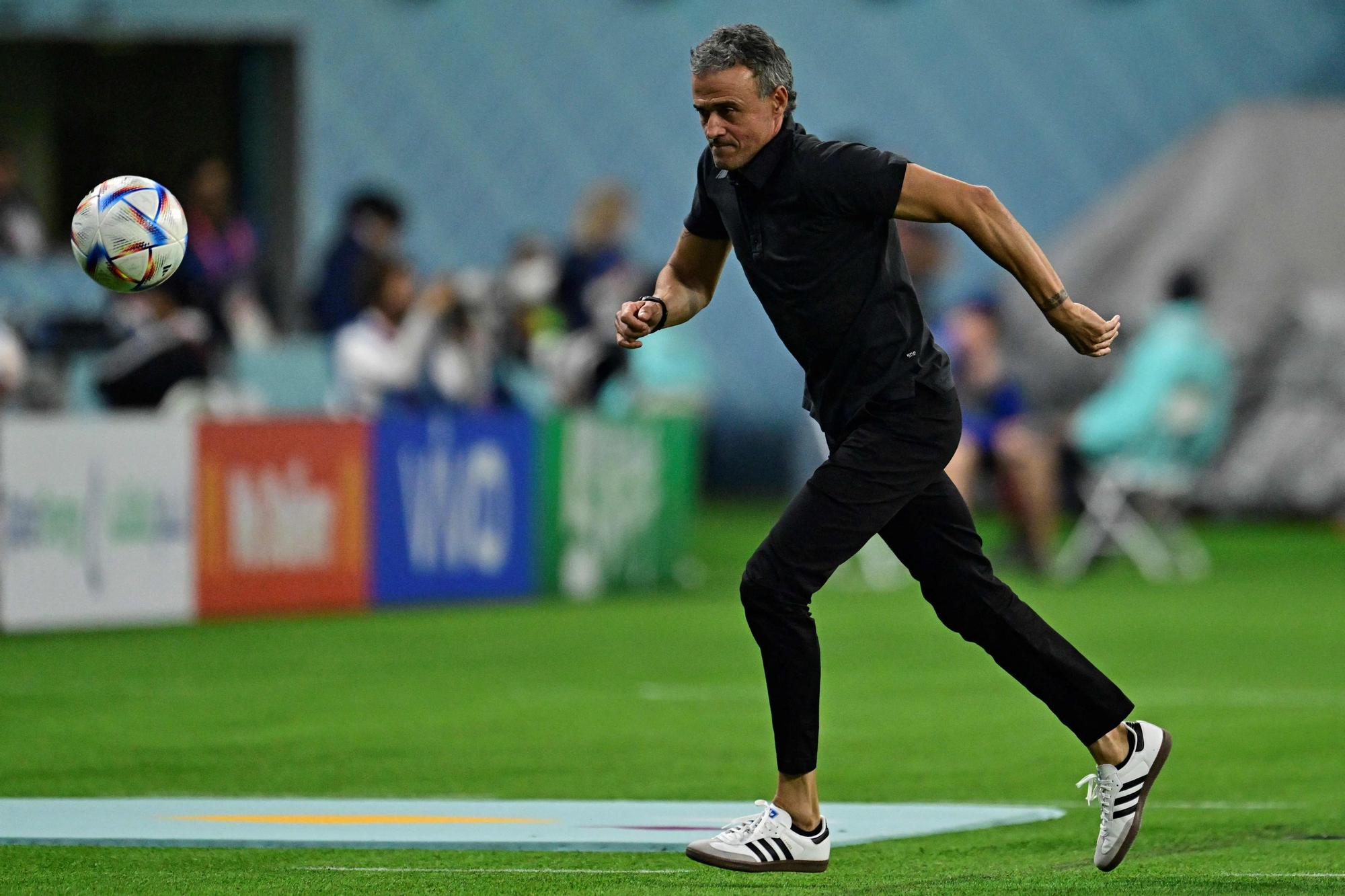 El seleccionador español, Luis Enrique, persigue un balón durante el partido contra Japón.