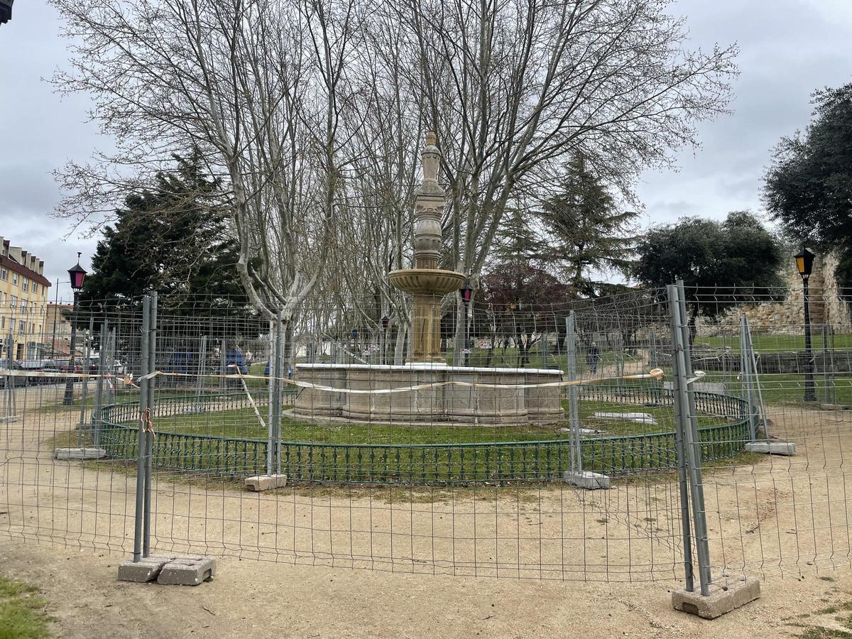 La fuente de los Remedios del parque de San Martín, vallada de forma preventiva por el botellón de Jueves Santo.