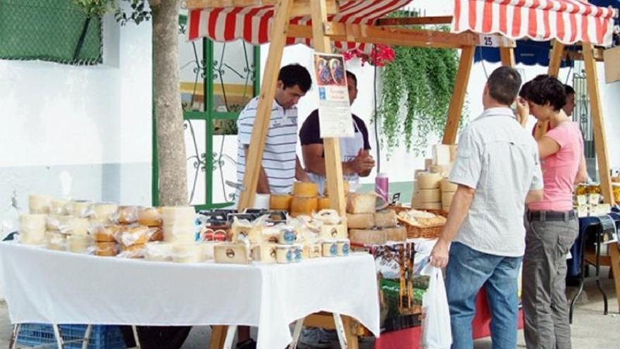 Una imagen de una edición anterior de la Feria del Queso Artesano de Teba.