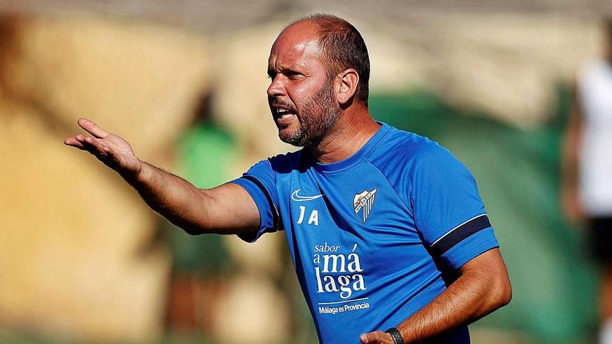 José Alberto López da instrucciones durante un entrenamiento del Málaga CF