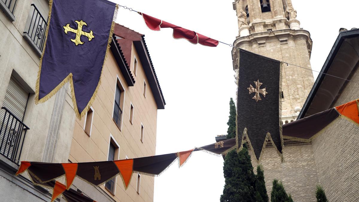 Estandartes de las tres culturas ya lucen en los escenarios del mercado medieval.