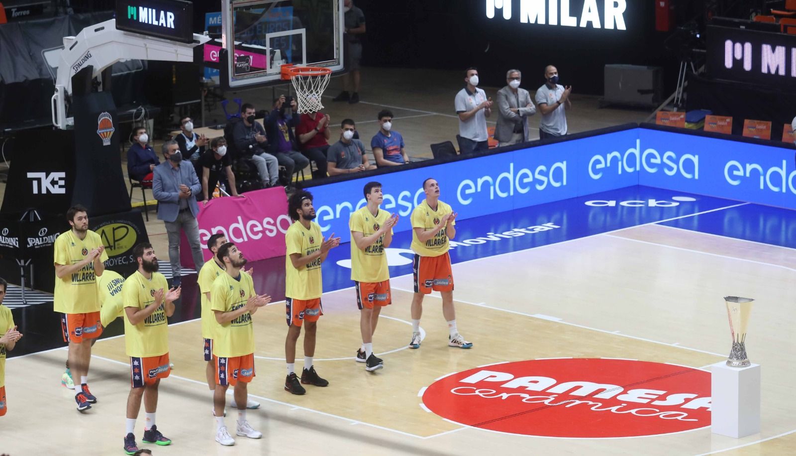 Homenaje del Valencia Basket al Villarreal