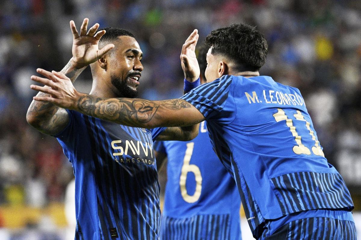 Marcos Leonardo y Malcom celebran el gol de la victoria de Al Hilal.