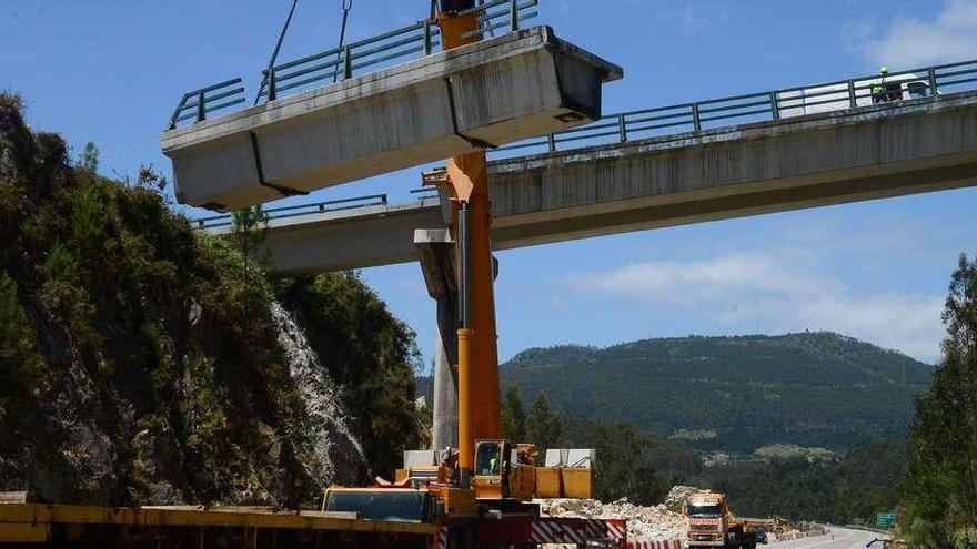 Retirada de una de las vigas del paso superior del Mirador do Aviador, en Moaña, el pasado martes en el corredor. // Gonzalo Núñez