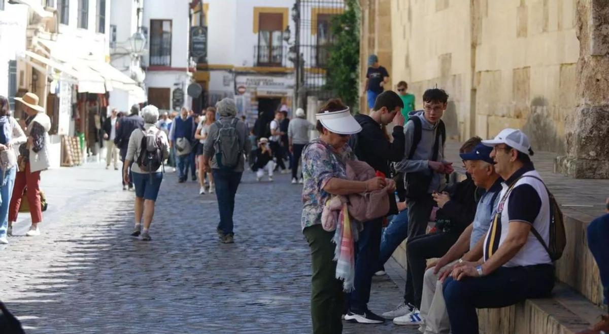 Turistas en el entorno de la Mezquita-Catedral. | VÍCTOR CASTRO