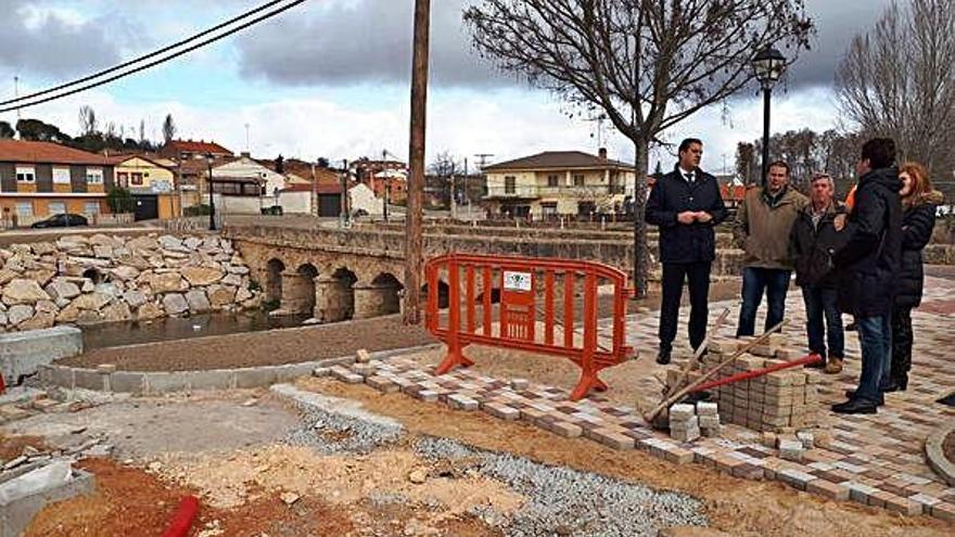 El delegado de la Junta visita las obras de la pasarela acompañado por el alcalde de Venialbo.