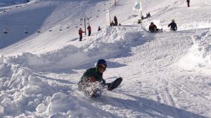 La nieve artificial toma las pistas de los Alpes italianos.