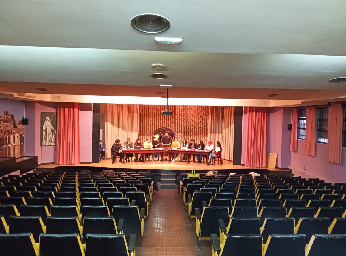 Ensayo en el salón de actos del colegio Medalla Milagrosa.