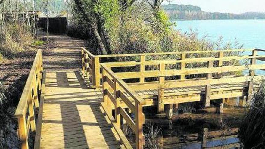 Una de les noves passeres al sector d?Amaradors a la zona nord de l?Estany de Banyoles.